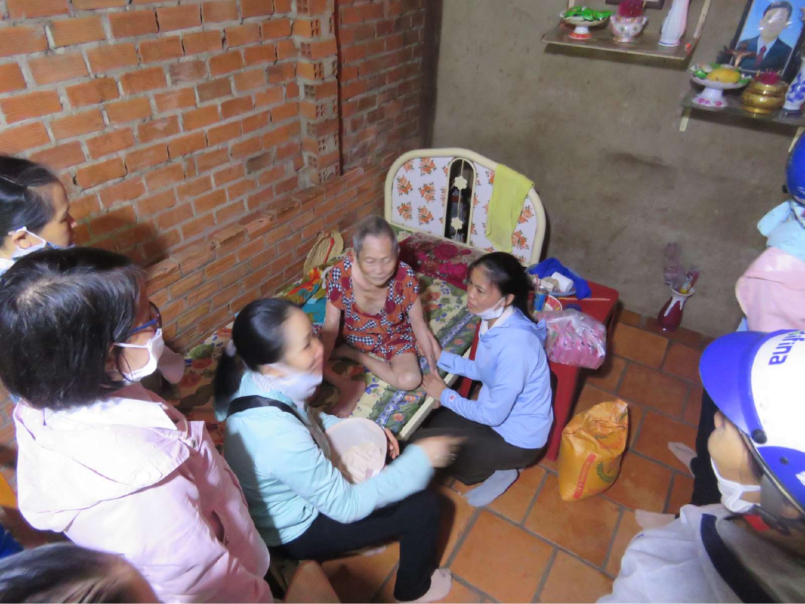 Hình anh: CỘNG ĐOÀN TÂN THÀNH GIÚP NGƯỜI NGHÈO DỊP PHỤC SINH 2021